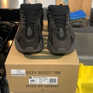 Adidas Yeezy Boost 700 V2 Vanta